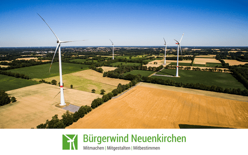 Luftaufnahme von Windkraftanlagen in einer weitl&auml;ufigen l&auml;ndlichen Landschaft mit Ackerfl&auml;chen.