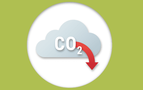Grafik eines Wolkensymbols mit der Aufschrift "CO₂" und einem roten Pfeil, der nach unten zeigt, auf gr&uuml;nem Hintergrund.